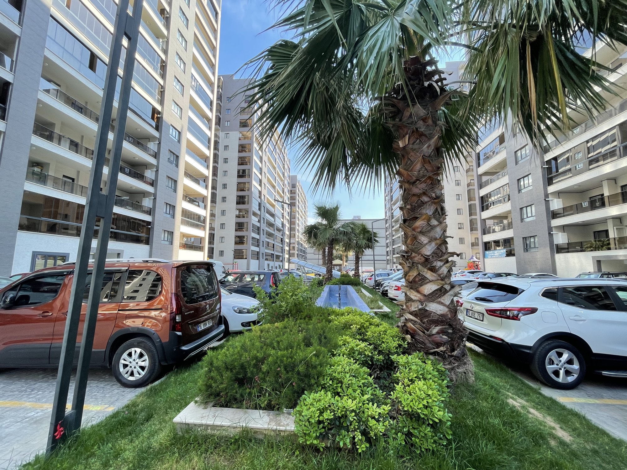Prestij Optimum · Peyzaj ve açık otopark görünümü